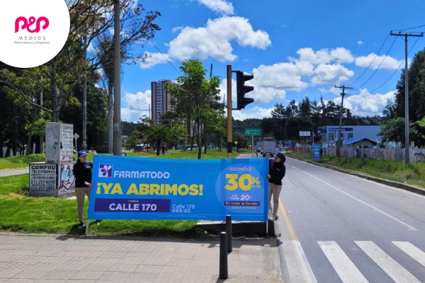 Valla publicitaria Farmatodo en la calle